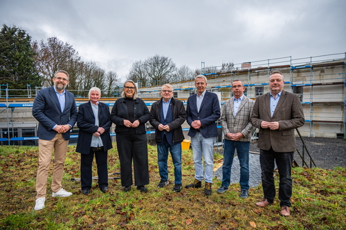 Vertreterinnen und Vertreter der Hospiz-Stiftung, des Fördervereins Kinderhospiz Sonnenherz sowie der Vestischen bei der Spendenübergabe.