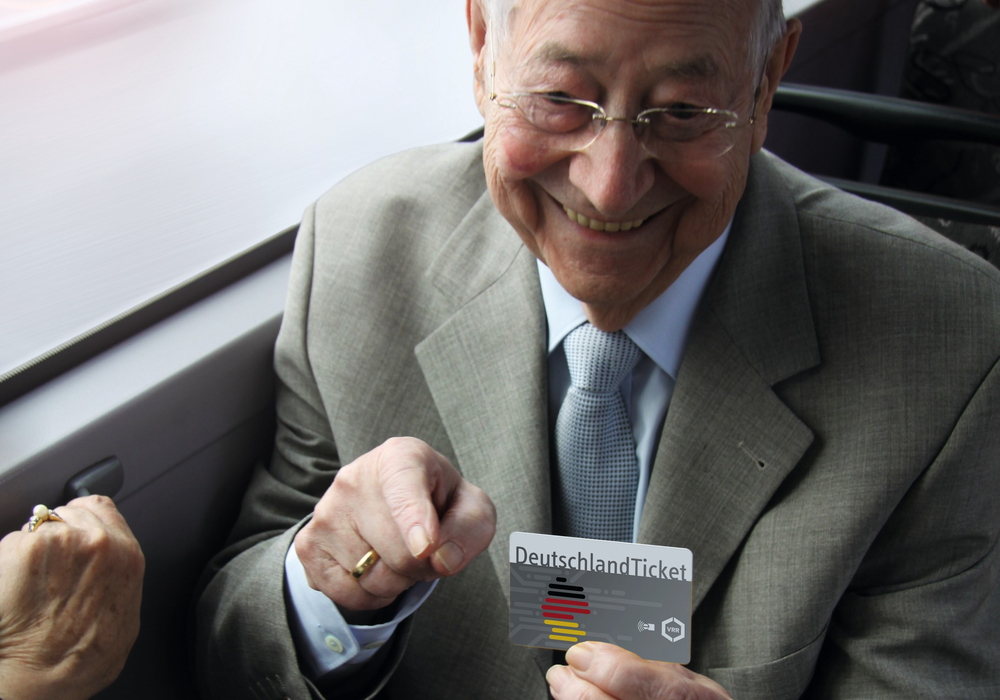 Mann mit DeutschlandTicket imBus