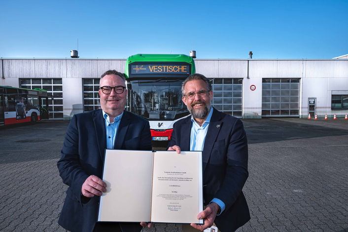 Aufsichtsratsvorsitzender Bodo Klimpel und Geschäftsführer Michael Feller mit der Förderurkunde.