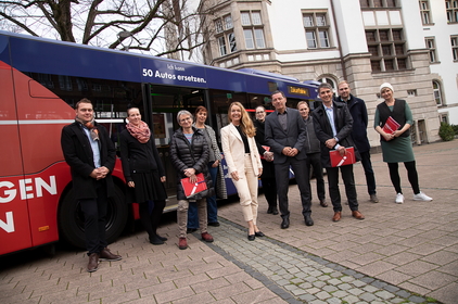 Gruppenbild bei der Veranstaltungsreihe Mobiler Zukunftsdialog in Gladbeck mit Vertreter*innen aus Politik, Verwaltung und von der Vestischen