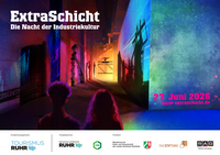 Bei Dunkelheit stehen zwei Personen mit dem Rücken zur Kamera. Im Hintergrund sind bunte Lichter der ExtraSchicht zu sehen.