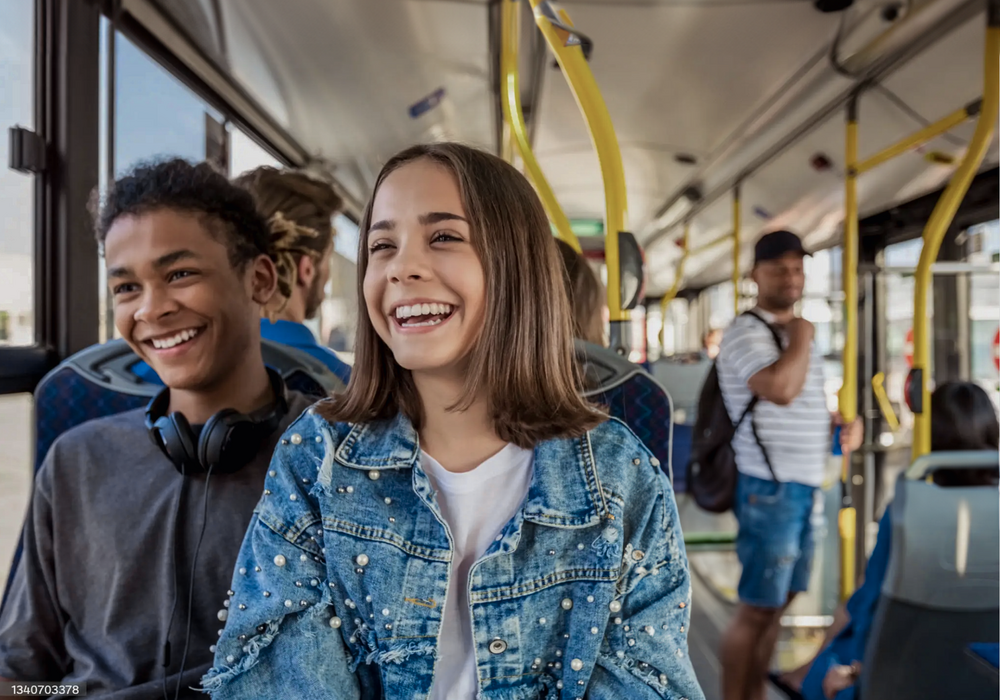 Schüler im Bus mit dem DeutschlandTicket Schule