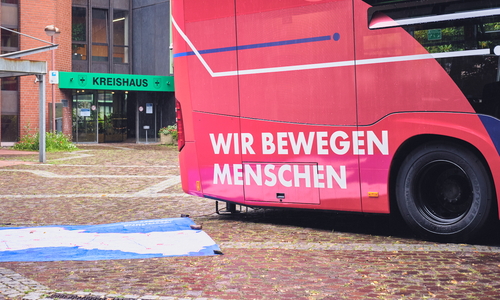 Der Verkehrswendebus der Vestischen steht vor dem Kreishaus in Recklinghausen.