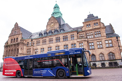 Der Verkehrswendebus der Vestischen steht vor dem Rathaus in Recklinghausen.