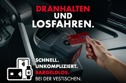 Bezahltisch im Bus. Eine Hand hält eine EC-Karte an das Lesegerät. Daneben stehen Hinweise zum bargeldlosen Bezahlen bei der Vestischen.