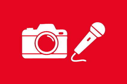 Rote Grafik mit einem weißen Fotoapparat. Daneben ist ein weißes Mikrofon mit Kabel zu sehen.