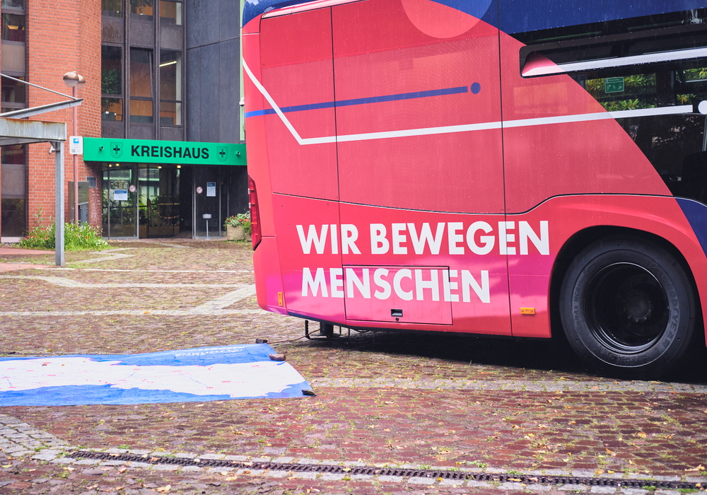 Der Verkehrswendebus der Vestischen steht vor dem Kreishaus in Recklinghausen.