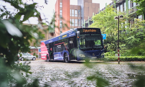 Der Verkehrswendebus der Vestischen steht vor dem Kreishaus in Recklinghausen.