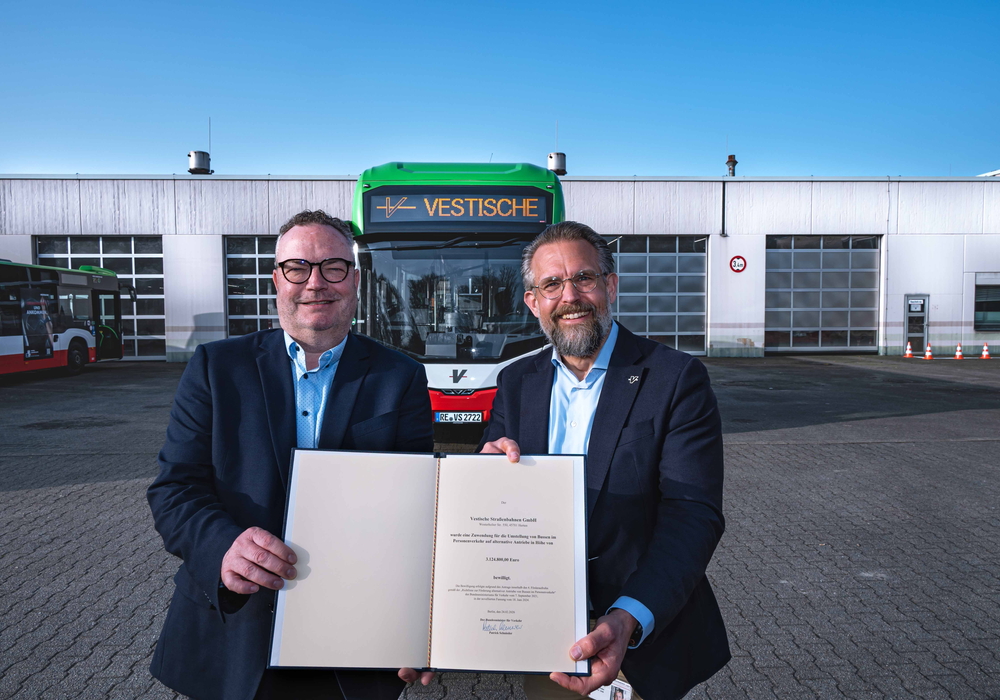 Aufsichtsratsvorsitzender Bodo Klimpel und Geschäftsführer Michael Feller mit der Förderurkunde.
