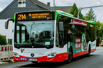 Bus der Linie 214 auf einer Straße