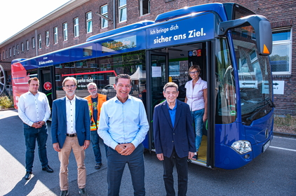 Gruppenbild bei der Veranstaltungsreihe Mobiler Zukunftsdialog in Marl mit Vertretern aus Politik, Verwaltung und von der Vestischen