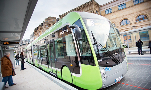 Grüner Bus an einer Haltestelle in der französischen Stadt Metz