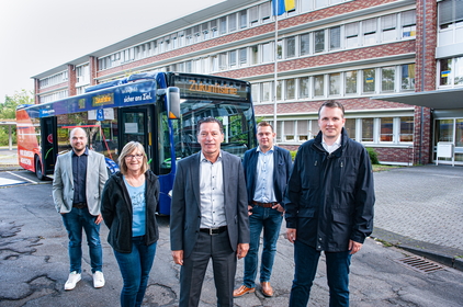 Gruppenbild bei der Veranstaltungsreihe Mobiler Zukunftsdialog in Marl mit Vertreter*innen aus Politik, Verwaltung und von der Vestischen