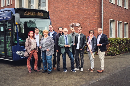 Gruppenbild bei der Veranstaltungsreihe Mobiler Zukunftsdialog in Herten mit Vertreter*innen aus Politik, Verwaltung und von der Vestischen