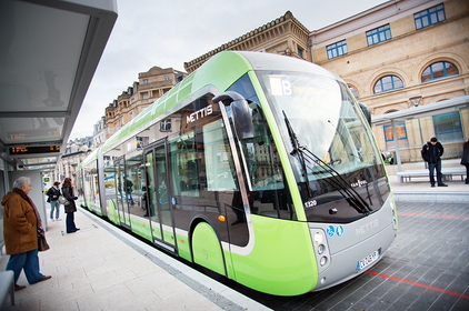 Grüner Bus an einer Haltestelle in der französischen Stadt Metz