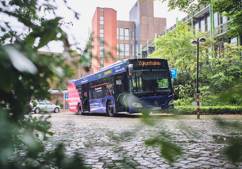 Der Verkehrswendebus der Vestischen steht vor dem Kreishaus in Recklinghausen.