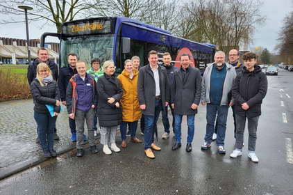 Gruppenbild bei der Veranstaltungsreihe Mobiler Zukunftsdialog in Castrop-Rauxel mit Vertreter*innen aus Politik, Verwaltung und von der Vestischen