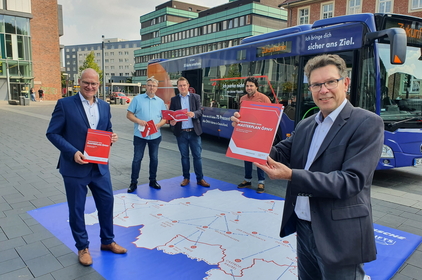 Gruppenbild bei der Veranstaltungsreihe Mobiler Zukunftsdialog in Bottrop mit Vertretern aus Politik, Verwaltung und von der Vestischen
