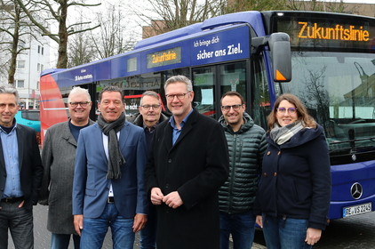 Gruppenbild bei der Veranstaltungsreihe Mobiler Zukunftsdialog in Oer-Erkenschwick mit Vertreter*innen aus Politik, Verwaltung und von der Vestischen