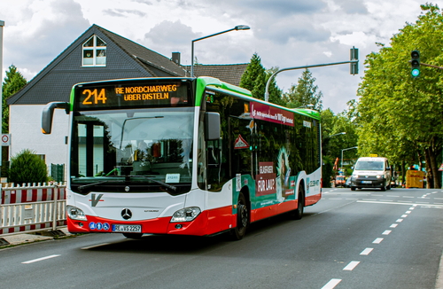 Bus der Linie 214 auf einer Straße