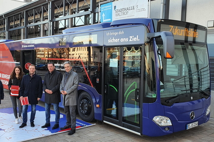 Gruppenbild bei der Veranstaltungsreihe Mobiler Zukunftsdialog in Waltrop mit Vertreter*innen aus Politik, Verwaltung und von der Vestischen