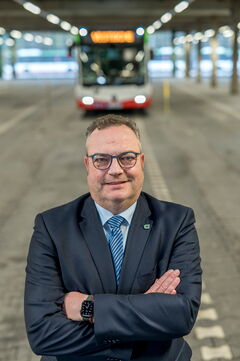 Bodo Klimpel, Aufsichtsratvorsitzender der Vestischen, steht in der Wagenhalle vor einem Bus.