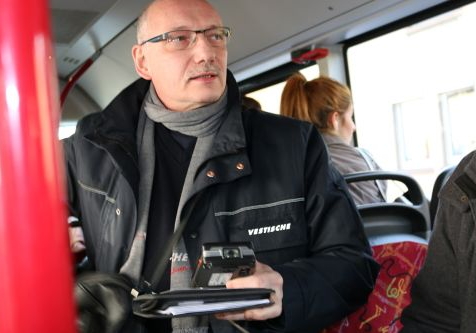Kontrolleur im Bus