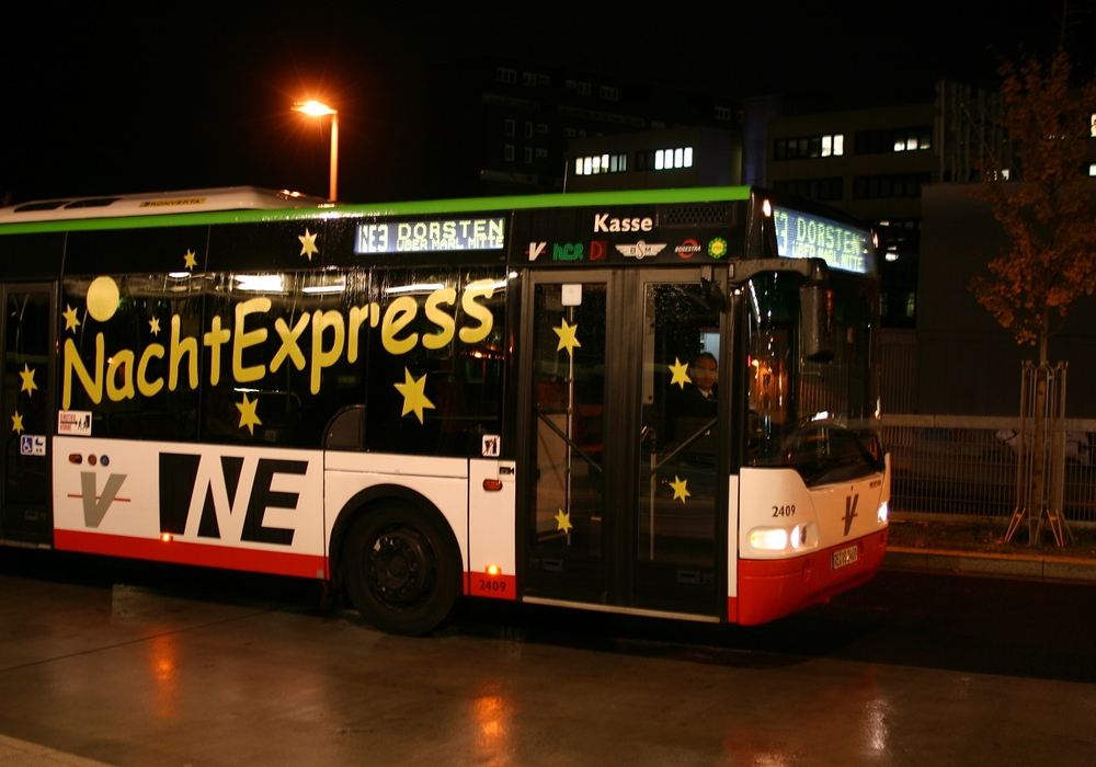 Nachtexpress der Vestischen im Dunkeln Richtung Dorsten.