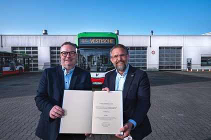 Aufsichtsratsvorsitzender Bodo Klimpel und Geschäftsführer Michael Feller mit der Förderurkunde.