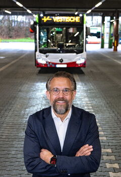 Vestische-Geschäftsführer Michael Feller steht in der Fahrzeughalle vor einem Bus.