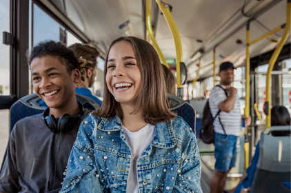 Schüler im Bus mit dem DeutschlandTicket Schule