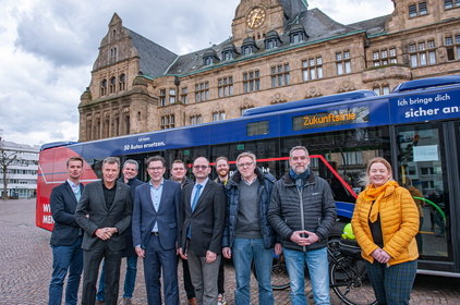 Gruppenbild bei der Veranstaltungsreihe Mobiler Zukunftsdialog in Recklinghausen mit Vertreter*innen aus Politik, Verwaltung und von der Vestischen