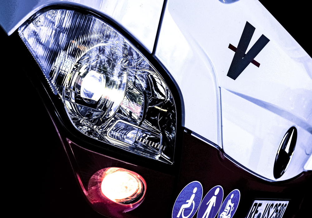 Frontanzeige eines Busses mit dem Vestische-Logo „V“ und mehreren Piktogrammen.