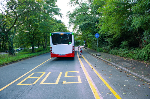 Ein Bus auf der Busspur Akkoallee in Recklinghausen.