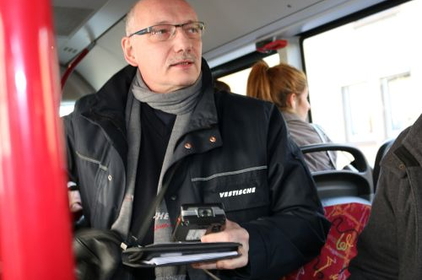 Kontrolleur im Bus