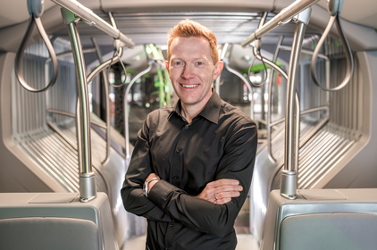 Pressesprecher Jan Große-Geldermann steht in einem Bus.