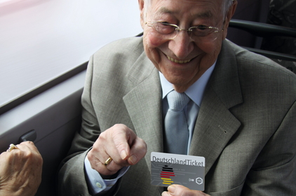 Mann mit DeutschlandTicket imBus