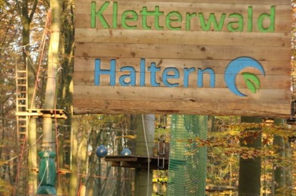 Schild mit der Aufschrift: Kletterwald Haltern