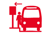 Weiße Grafik mit einem roten Bus an einer Haltestelle. Eine Person steigt aus dem Bus aus. Ein Pfeil zeigt die Ausstiegsrichtung.