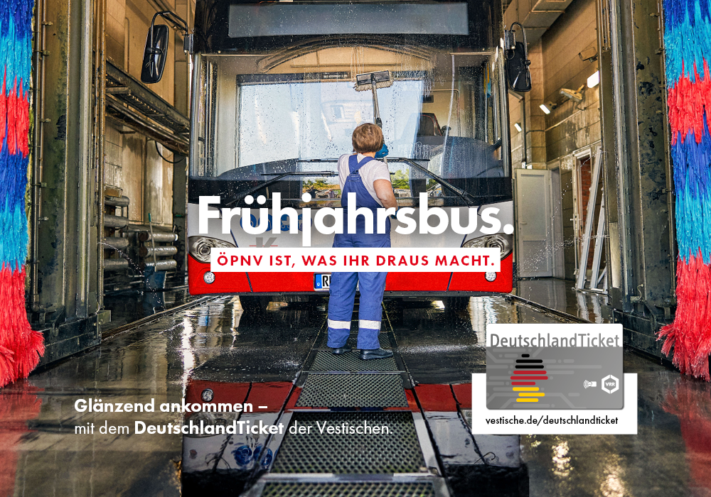 Bus in der Waschstraße mit DeutschlandTicket Abbildung