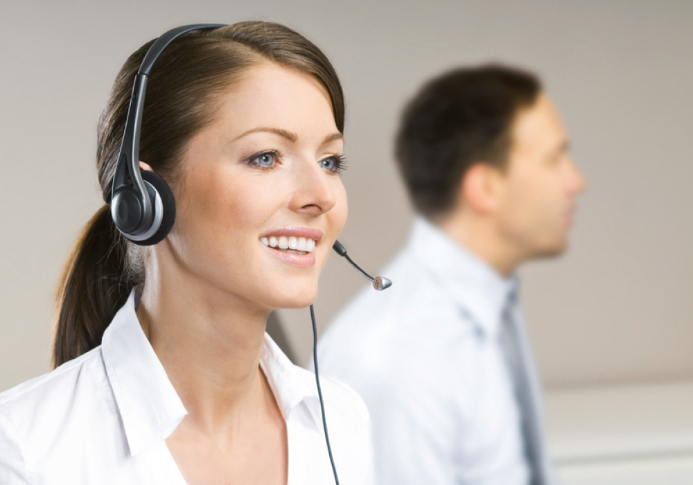 Frau mit Headset berät Kunden