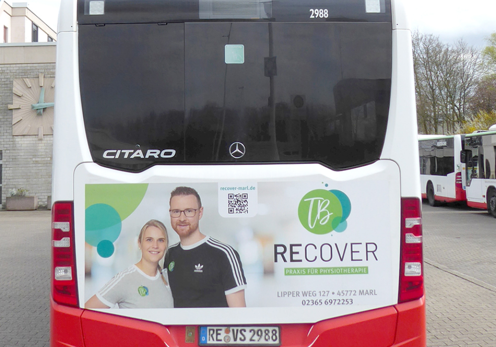 Vestische Bus als Werbeträger für eine Physiotherapiepraxis.
